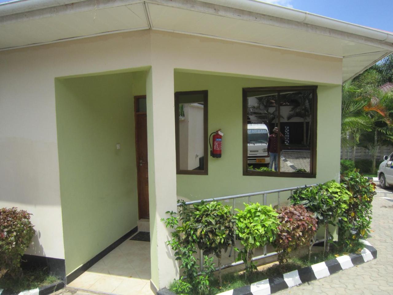 Jakicha Motel Дар ес Саалам Екстериор снимка